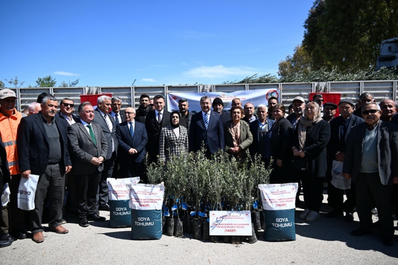 OSMANİYE’DE ÇİFTÇİLERE ZEYTİN FİDANI VE SOYA TOHUMLUĞU DAĞITILDI